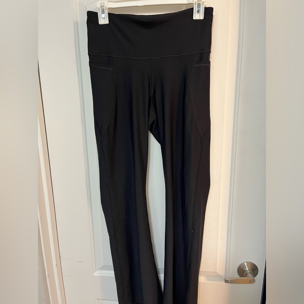 Flared leggings with pockets.